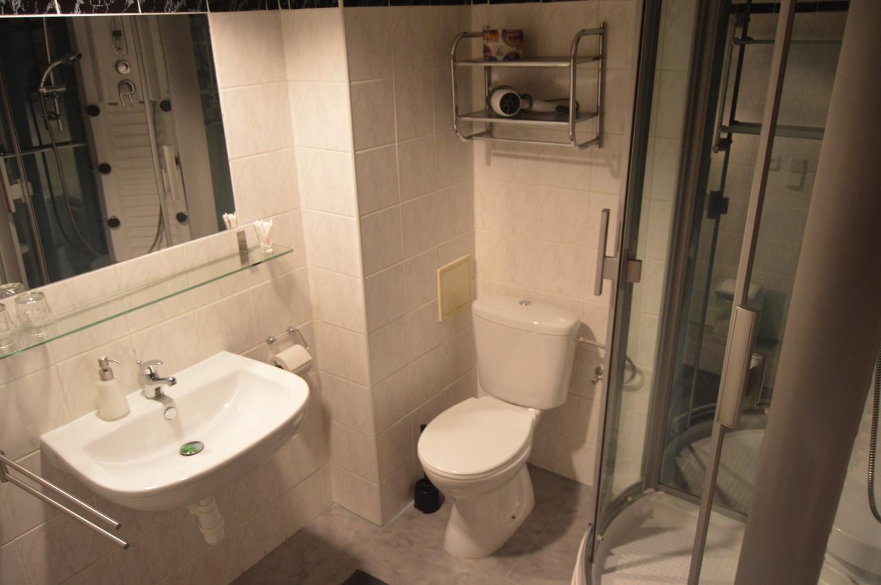 Motel Gombas Extérieur photo