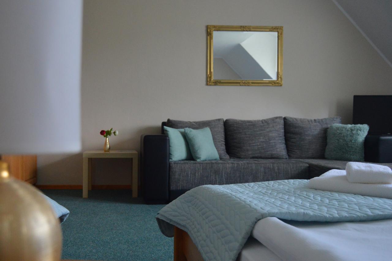 Motel Gombas Extérieur photo